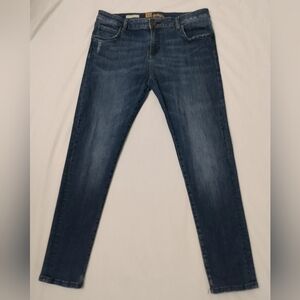 KUT JEANS KATY BOYFRIEND SIZE 8 measurements W 32 Ins. 28 in